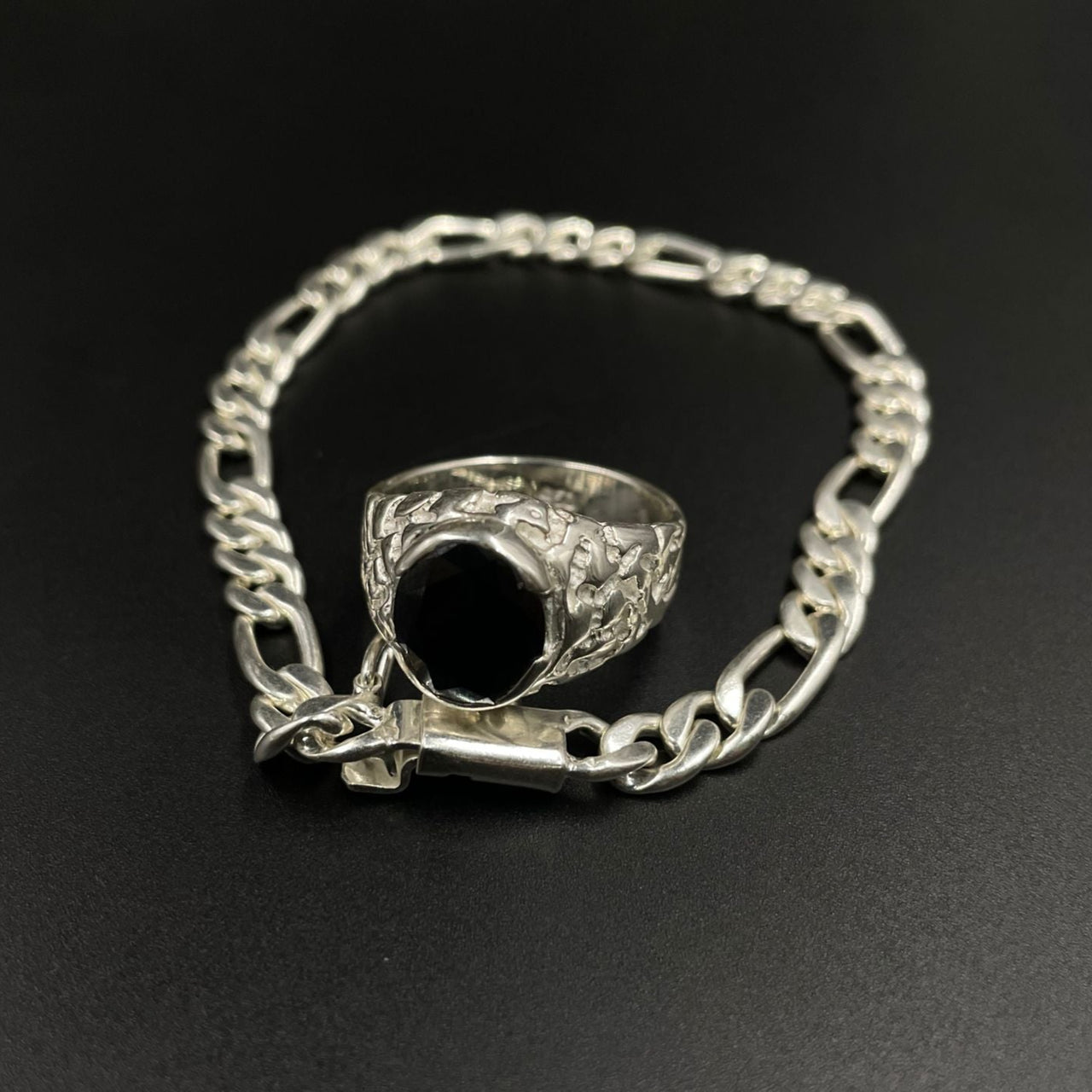 Pack of carved oval ring and Figaro bracelet in 950 silver