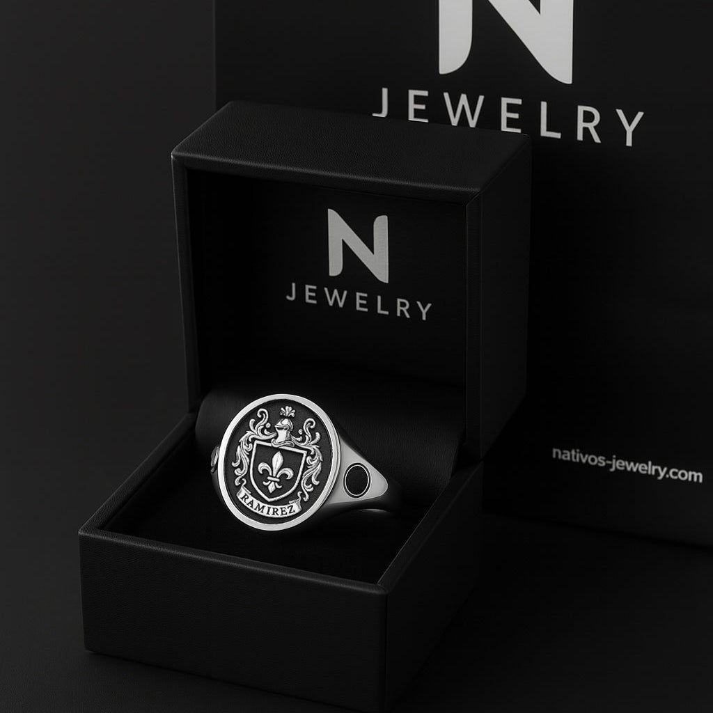 Anillo Escudo Familiar Personalizado en Plata 950 con Ónix Negro