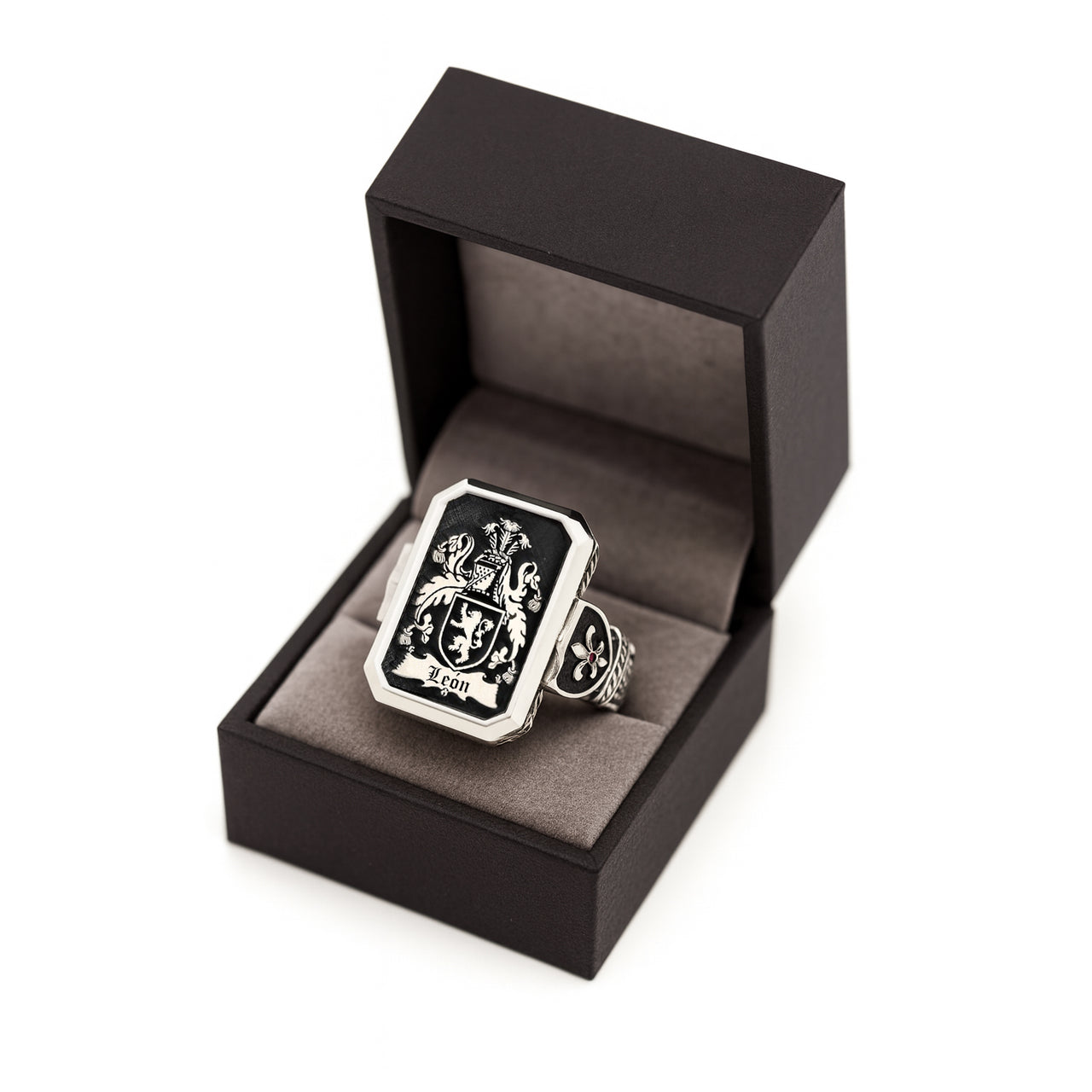 Anillo Escudo Familiar León en Plata 950 – Edición de Legado