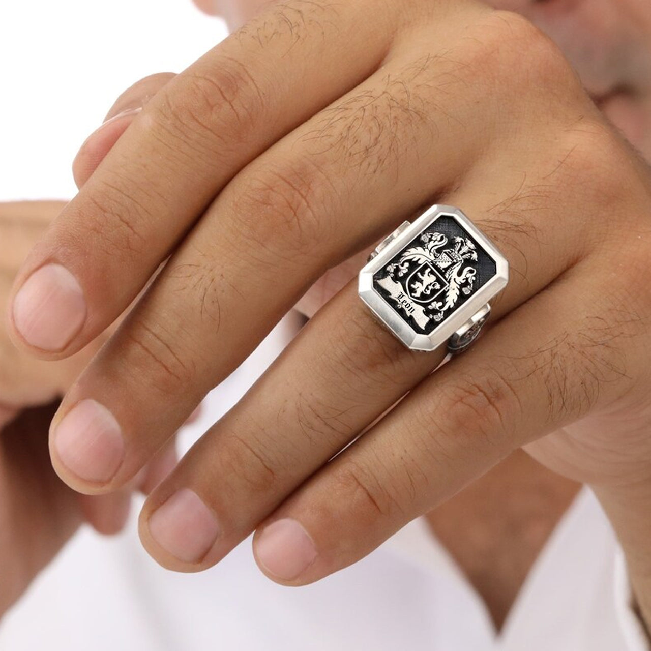 Anillo Escudo Familiar León en Plata 950 – Edición de Legado