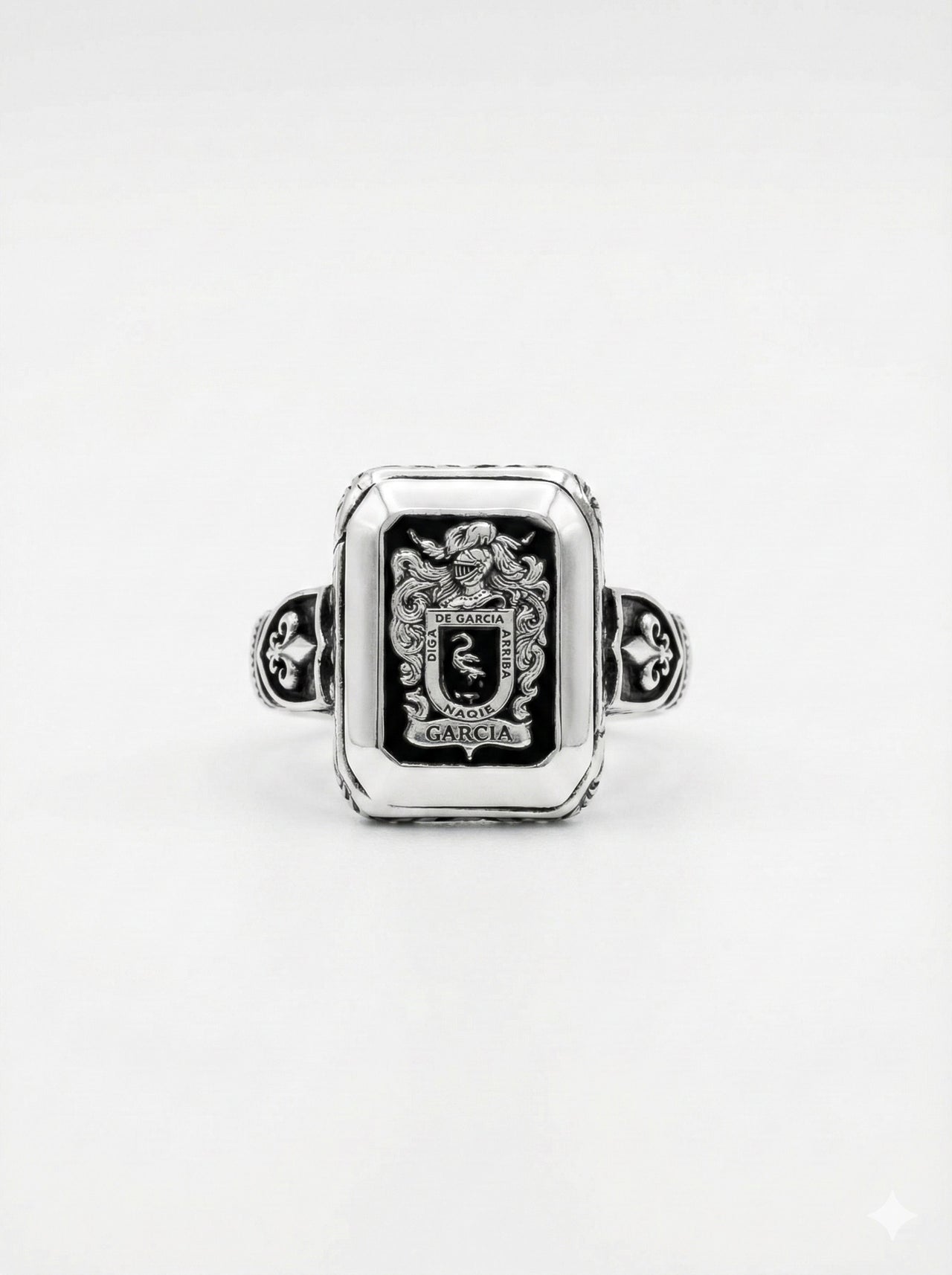 Family Crest Ring in 950 Silver – Legacy Edition