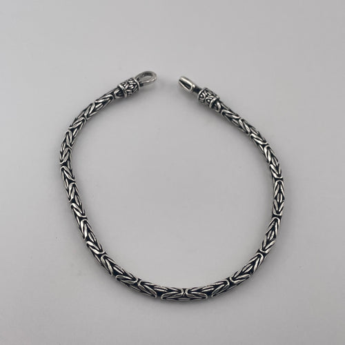 Pulsera bizantina 3mm plata 950 sobre muñeca masculina — Nativos Jewelry