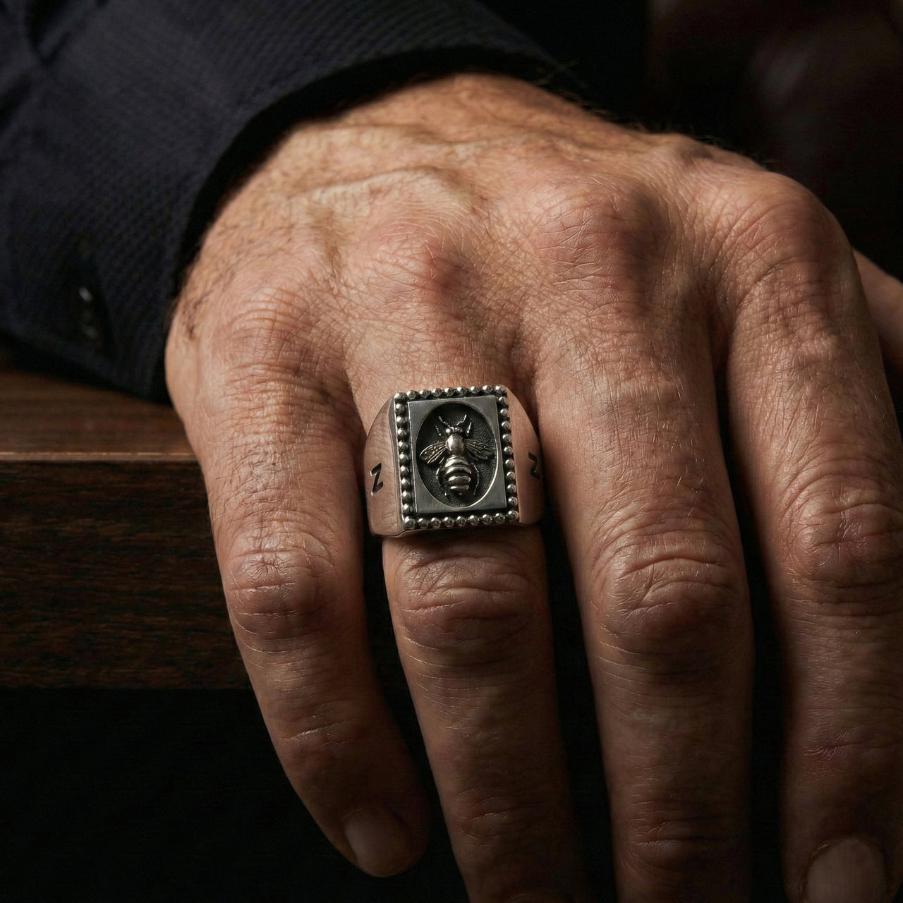 Abeja — Anillo de Poder y Prosperidad