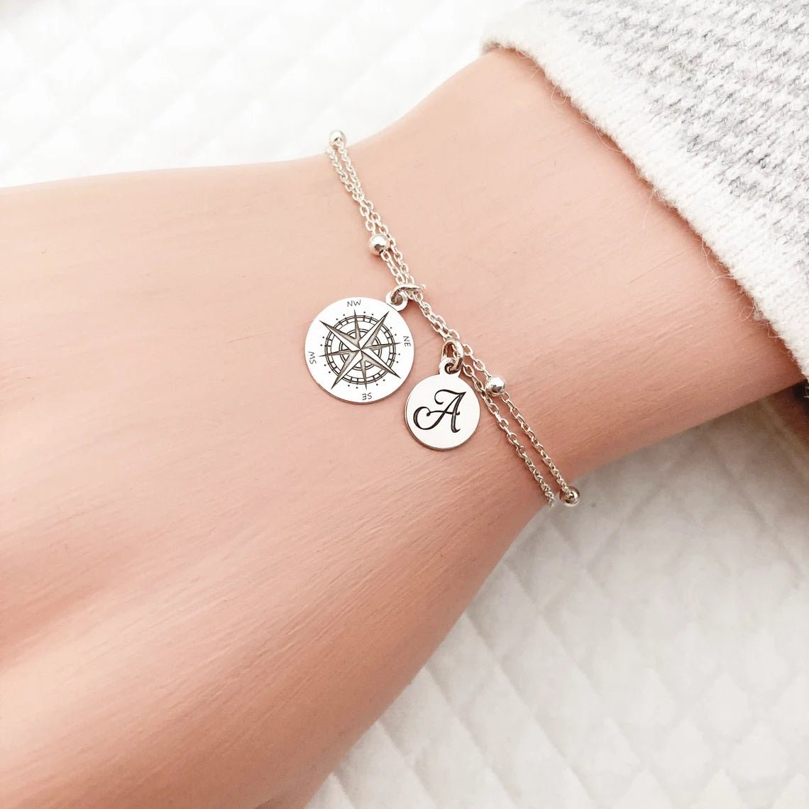 Brazalete Brujula con Inicial - nativosjewelry