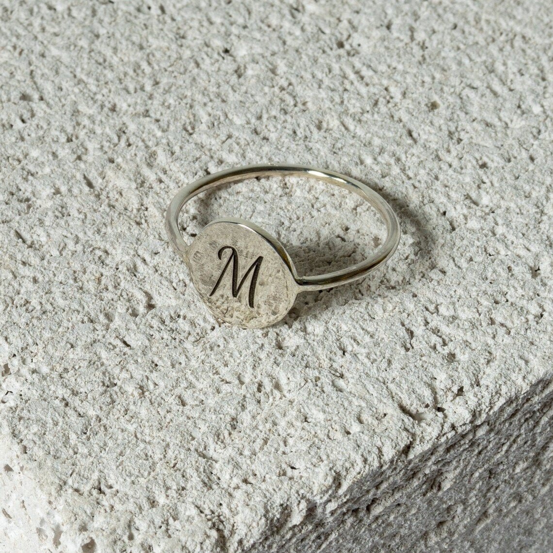 Anillo con inicial - nativosjewelry