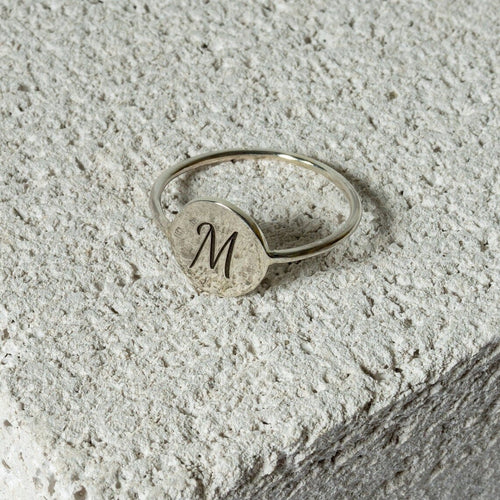 Anillo con inicial - nativosjewelry
